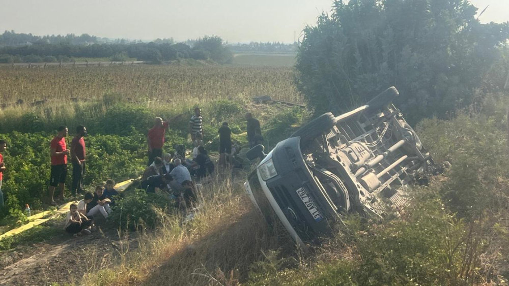 Hatay'da servis minibüsü tarlaya devrildi: 8'i çocuk, 13 yaralı